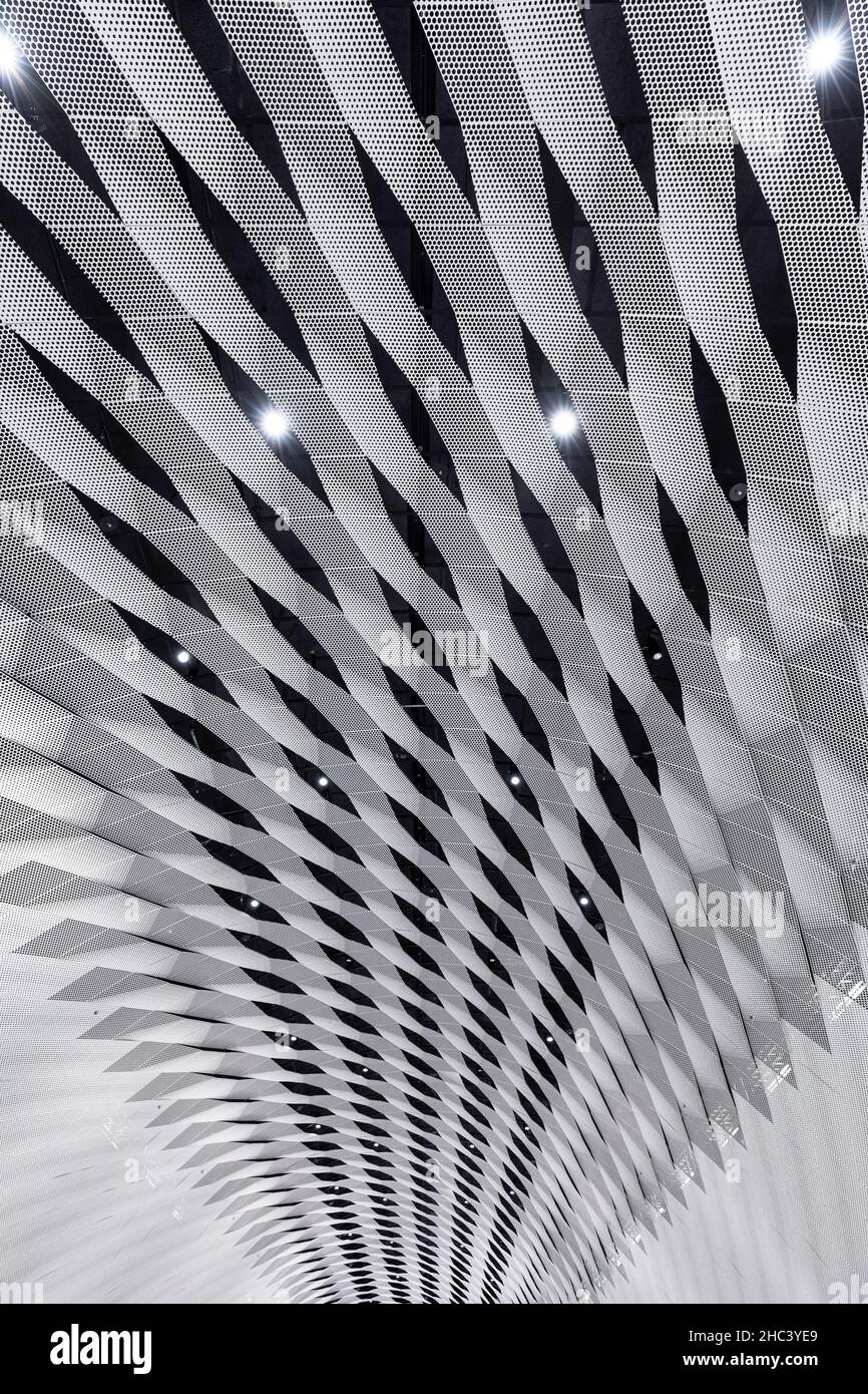 Moderne weiße Decke von unten. Moderne und futuristische Architektur. Abstrakter Vollformat-Hintergrund. Stockfoto