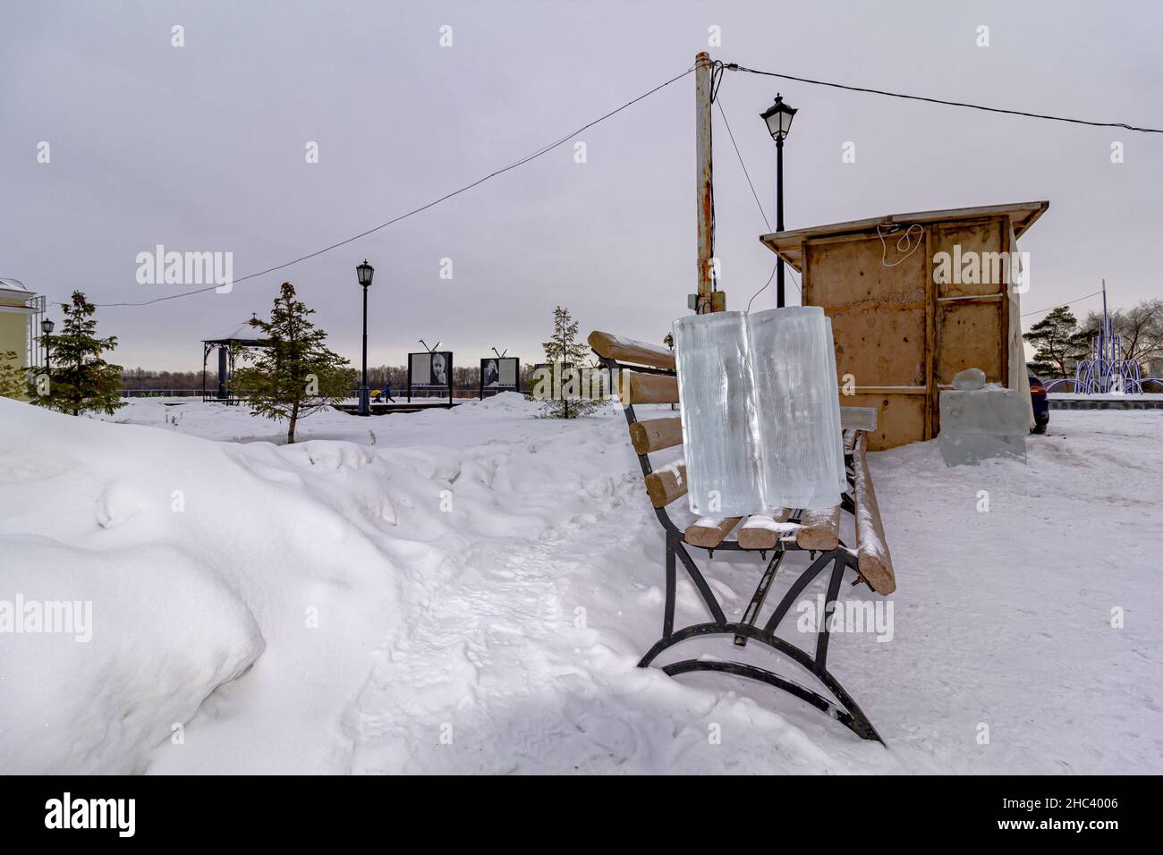 Omsk, Russland. 23. Dezember 2021. Dekoration und Vorbereitung der sibirischen Stadt Omsk am Vorabend von Weihnachten und Neujahr. Echtes Eis dekoratives Brennholz für Stockfoto