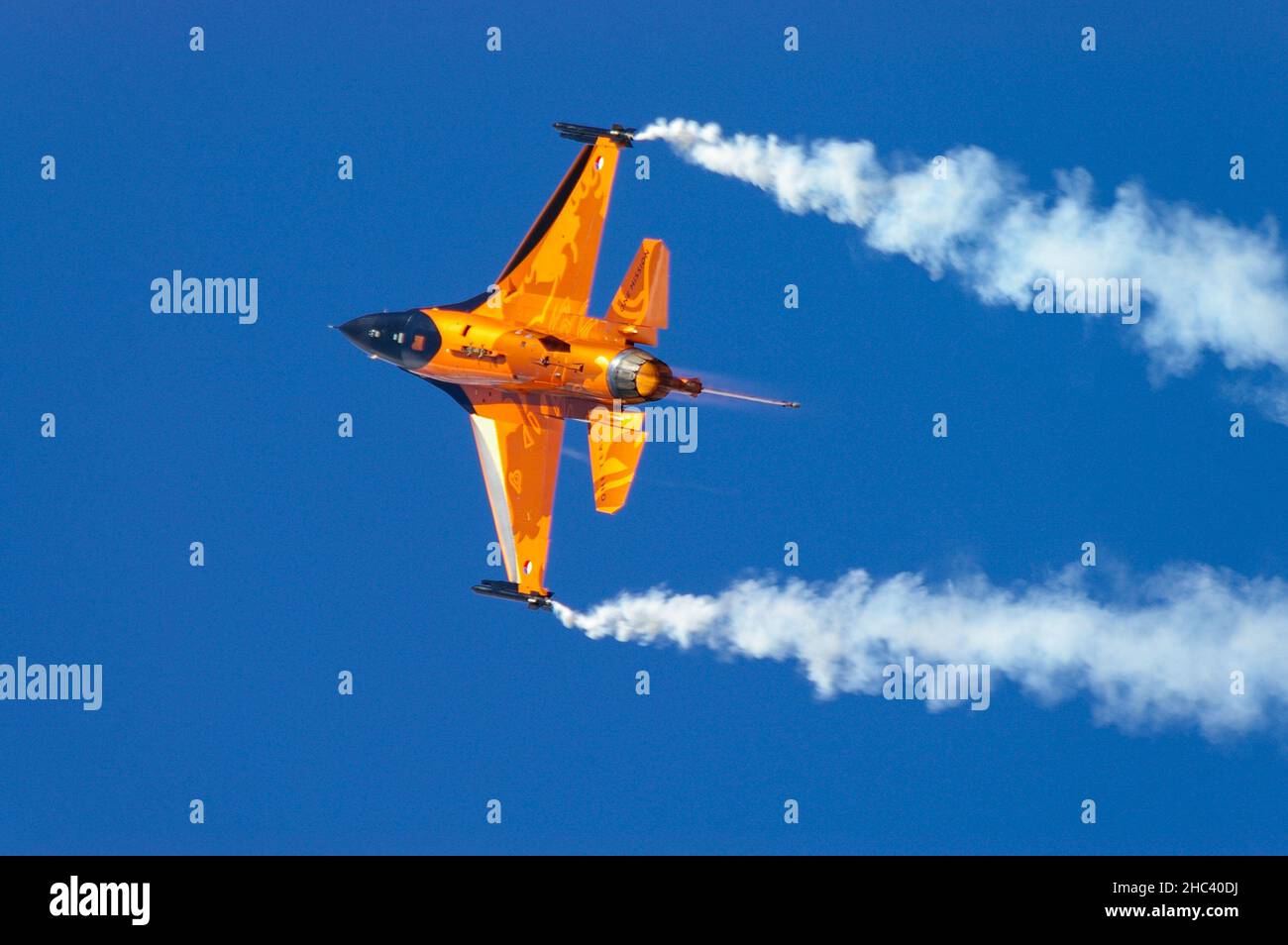 Royal Netherlands Air Force, Dutch F-16 Demo Team General Dynamics F-16 Kampf gegen Falcon Jet in Orange Lion Farbgebung fliegen in blauem Himmel auf Airshow Stockfoto