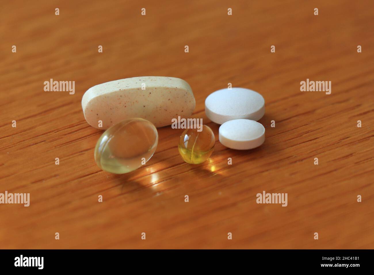 Pillen Vitamine auf einem Holzbrett Alle diese Vitamintabletten für Frauen. Vitamine, Pillen Und Tabletten Stockfoto