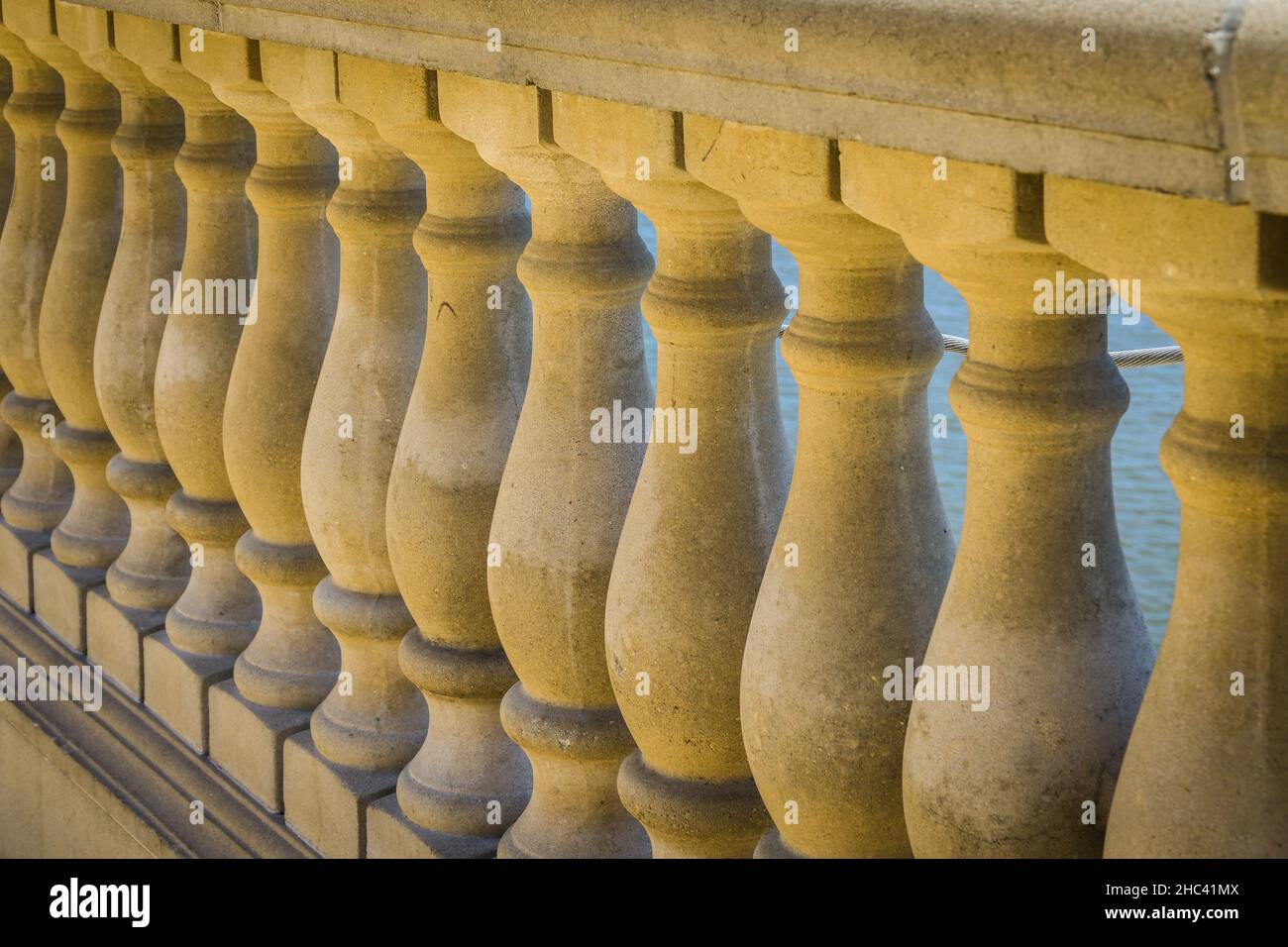 Nahaufnahme einer alten antiken Balustrade eines Balkons Stockfoto