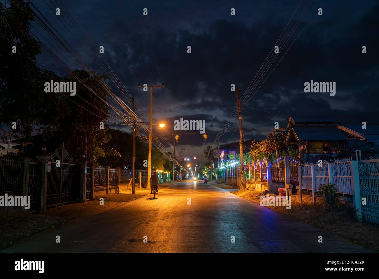 Night Street im Tha Rae Village Sakon Nakhon, Thailand in der Weihnachtszeit Stockfoto