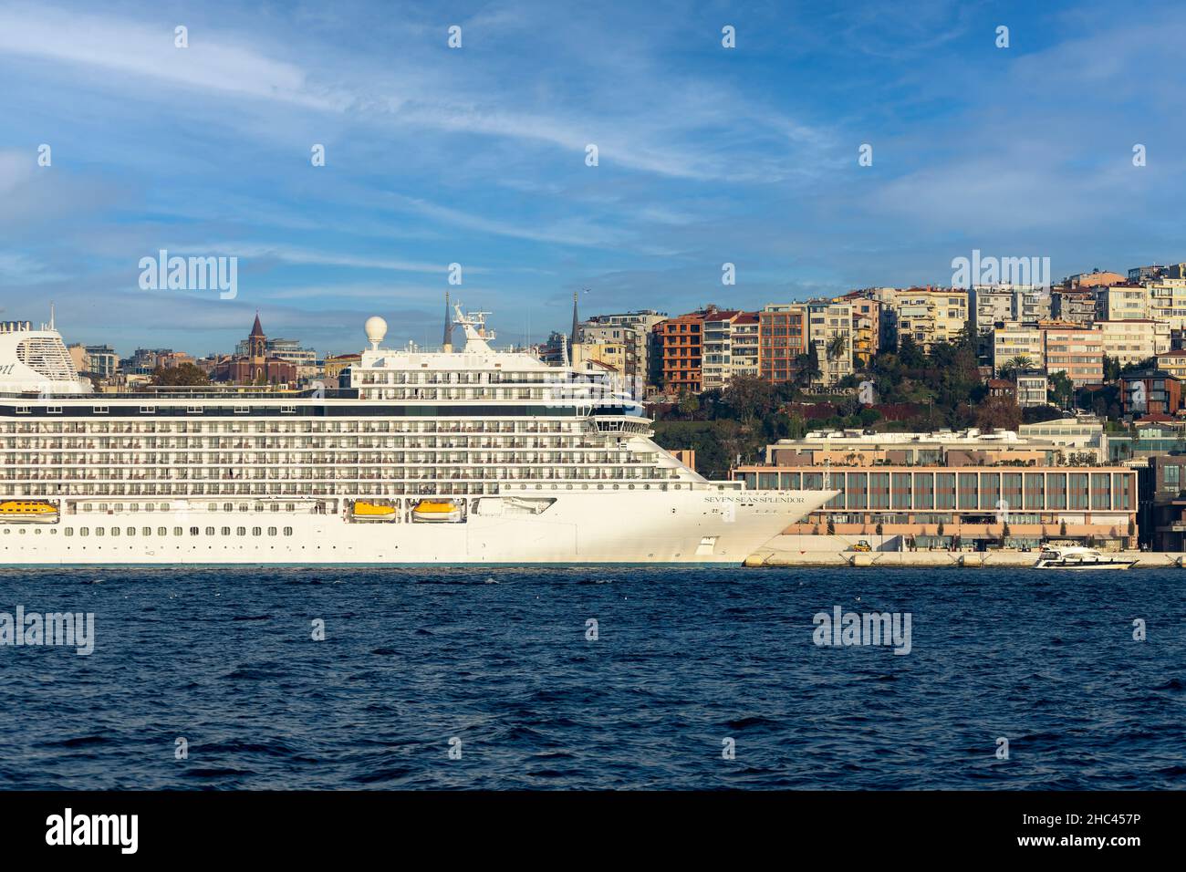 Blick auf das am Terminal in Galataport angedockte Kreuzschiff. Galataport ist ein Kreuzfahrthafen im Stadtteil Galata in Istanbul, Türkei. Stockfoto