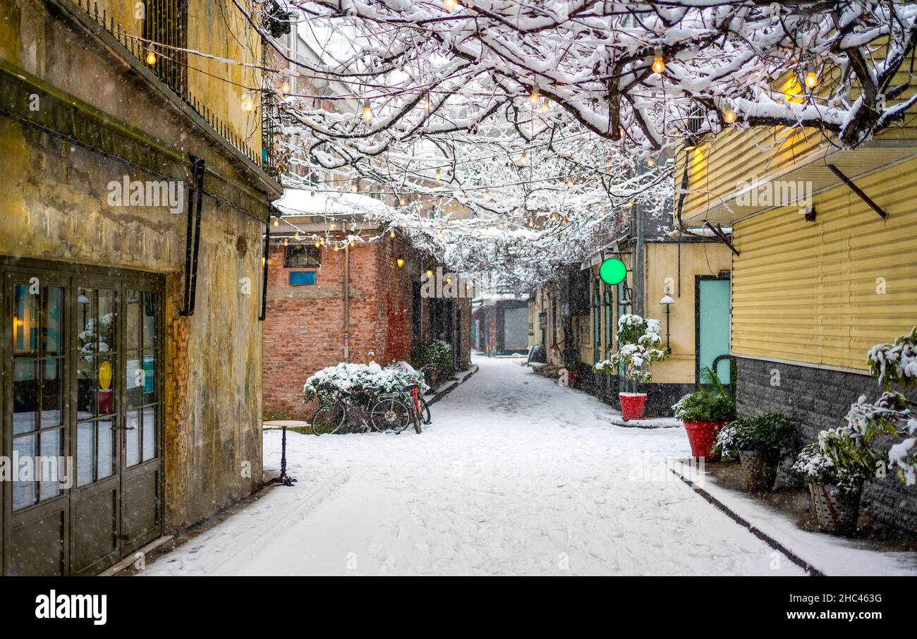 Wintertag auf einer verschneiten Straße im Stadtteil Karakoy in Istanbul, Türkei. Stockfoto