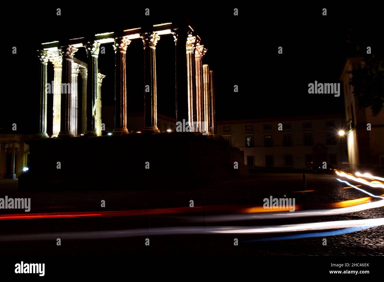 Panoramablick auf den römischen Tempel von Evora in Evora, Portugal in der Nacht Stockfoto