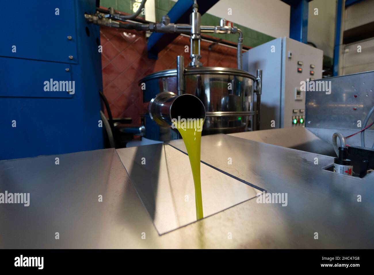 Olivenöl wird in einer industriellen Ölmühle hergestellt Stockfoto