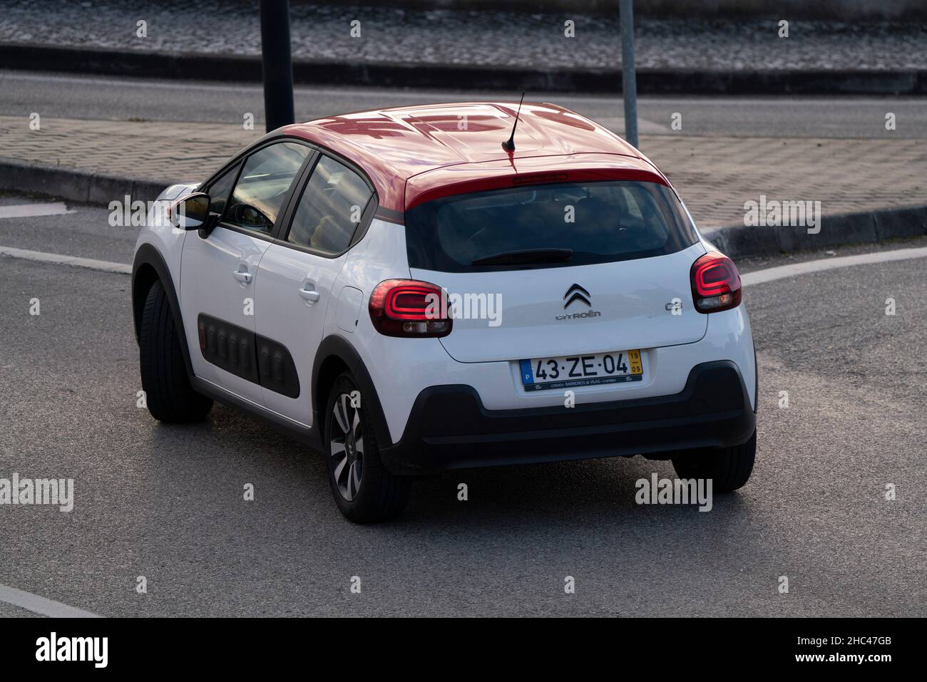 Zweifarbiger weißer Citroën C3 kleiner Heckwagen mit rotem Dach Stockfoto