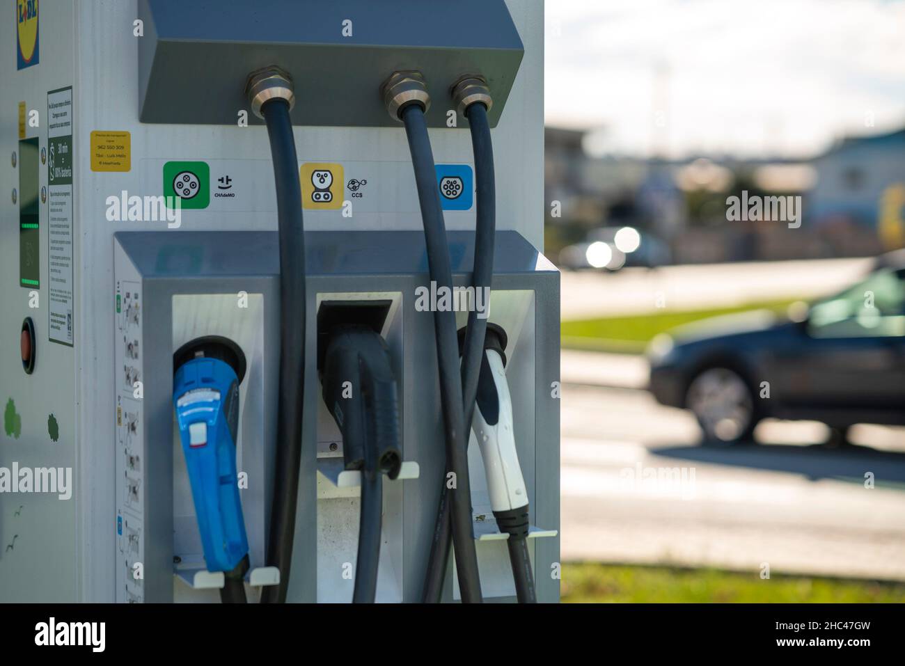 Stecker CHAdeMO, CCS und Typ 2 an einer Schnellladestation für  Elektrofahrzeuge Stockfotografie - Alamy