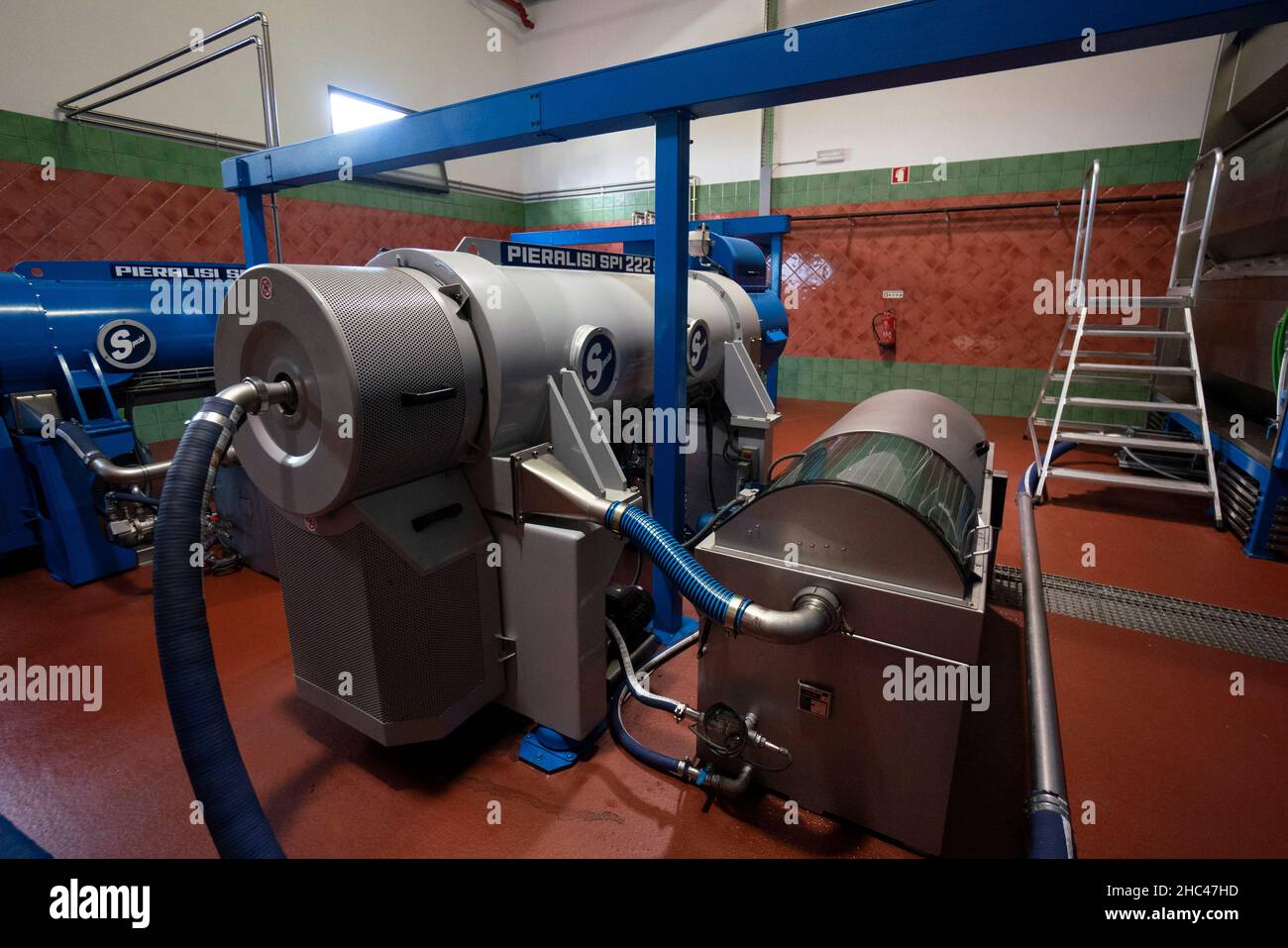 Schwere Industriemaschinen in einer Ölmühle, die Olivenöl herstellt Stockfoto