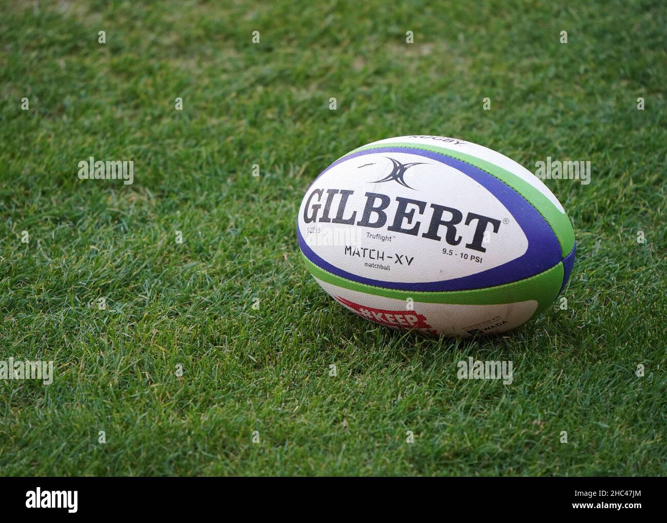 Gilbert Rugby-Ball auf dem Spielfeld Stockfoto