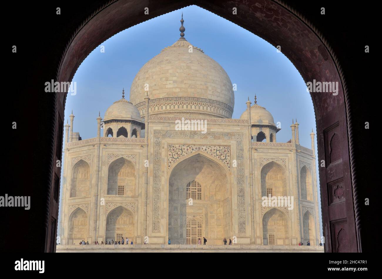 Blick durch einen Bogen zum Taj Mahal Stockfoto