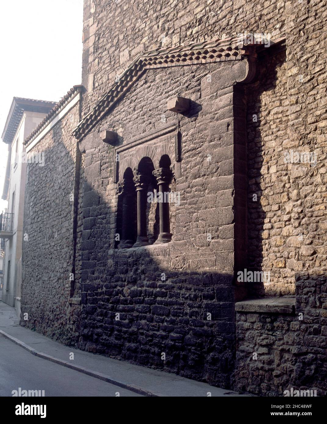 TESTERO DE LA CAPILLA MAYOR DEL SIGLO IX EN EL MURO ORIENTAL DE LA IGLESIA DE SAN TIRSO - UNICO RESTO CONSERVADO DE LA IGLESIA ALFONSINA. Lage: Iglesia de San Tirso. Oviedo. Asturien. Spanien. Stockfoto