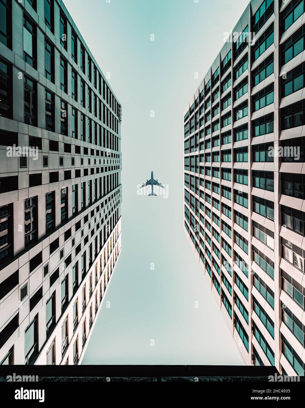 Low-Angle-Aufnahme eines Flugzeugs Stockfoto