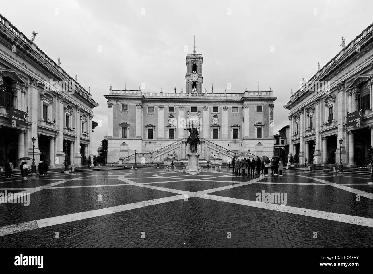 Szenische Schwarz-Weiß-Aufnahme des Kapitolinischen Museumsgebäudes in Rom, Italien Stockfoto