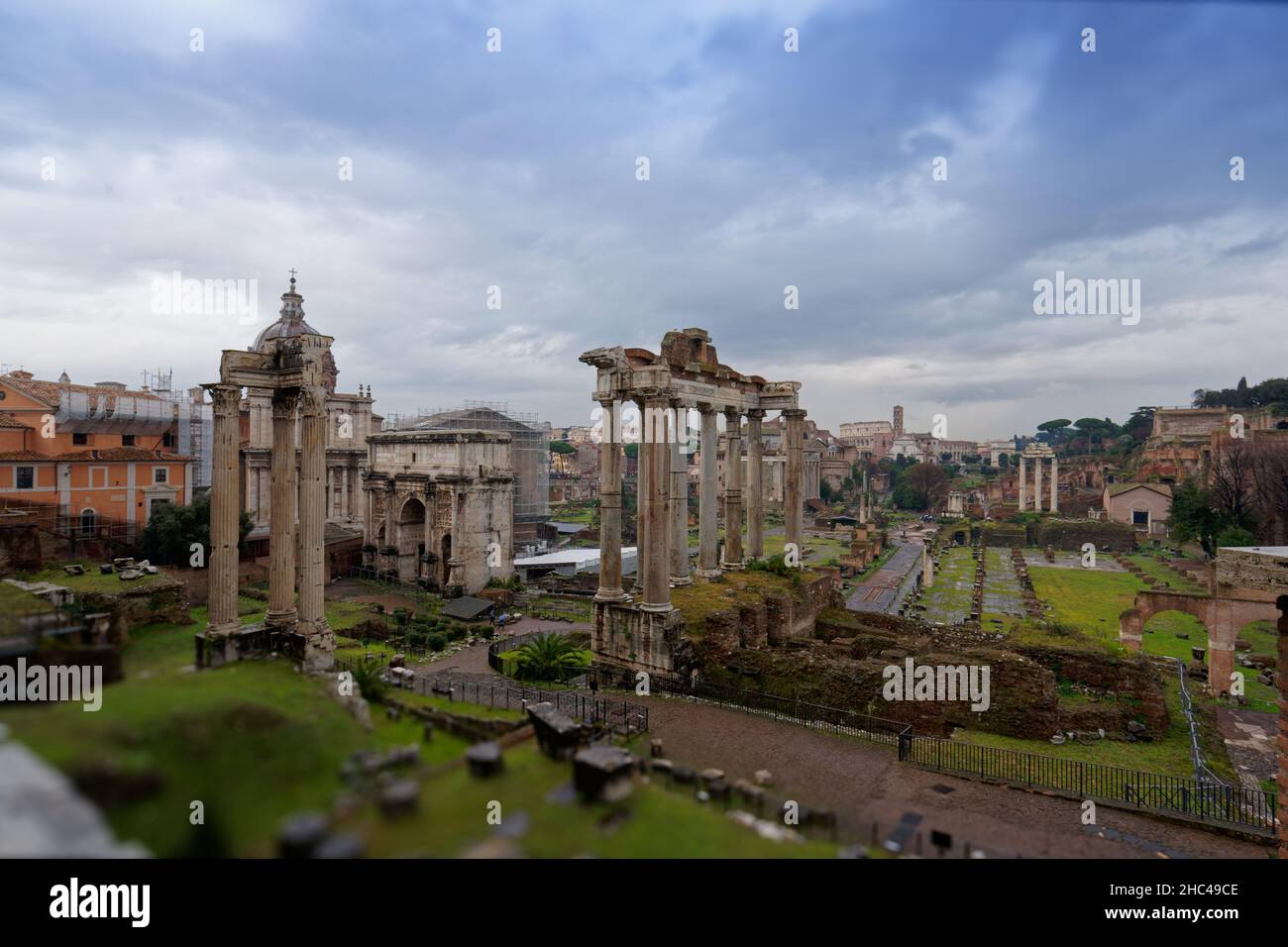 Szenische Aufnahme des Kapitolinischen Museumsgebäudes und eines ruinierten Bogens in Rom Italien Stockfoto