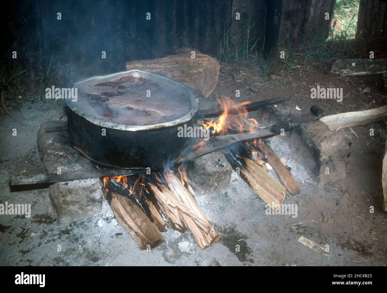 Essen kochen in traditionellen Furien auf offener Energie ineffizientes HolzfeuerKenia Stockfoto