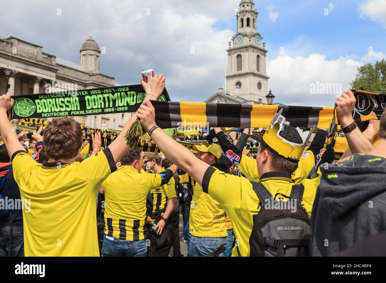 BVB 09 Fans des Fußballclubs Borussia Dortmund feiern am Trafalgar Square vor dem Champions-League-Spiel am 25. Mai 2013. Stockfoto