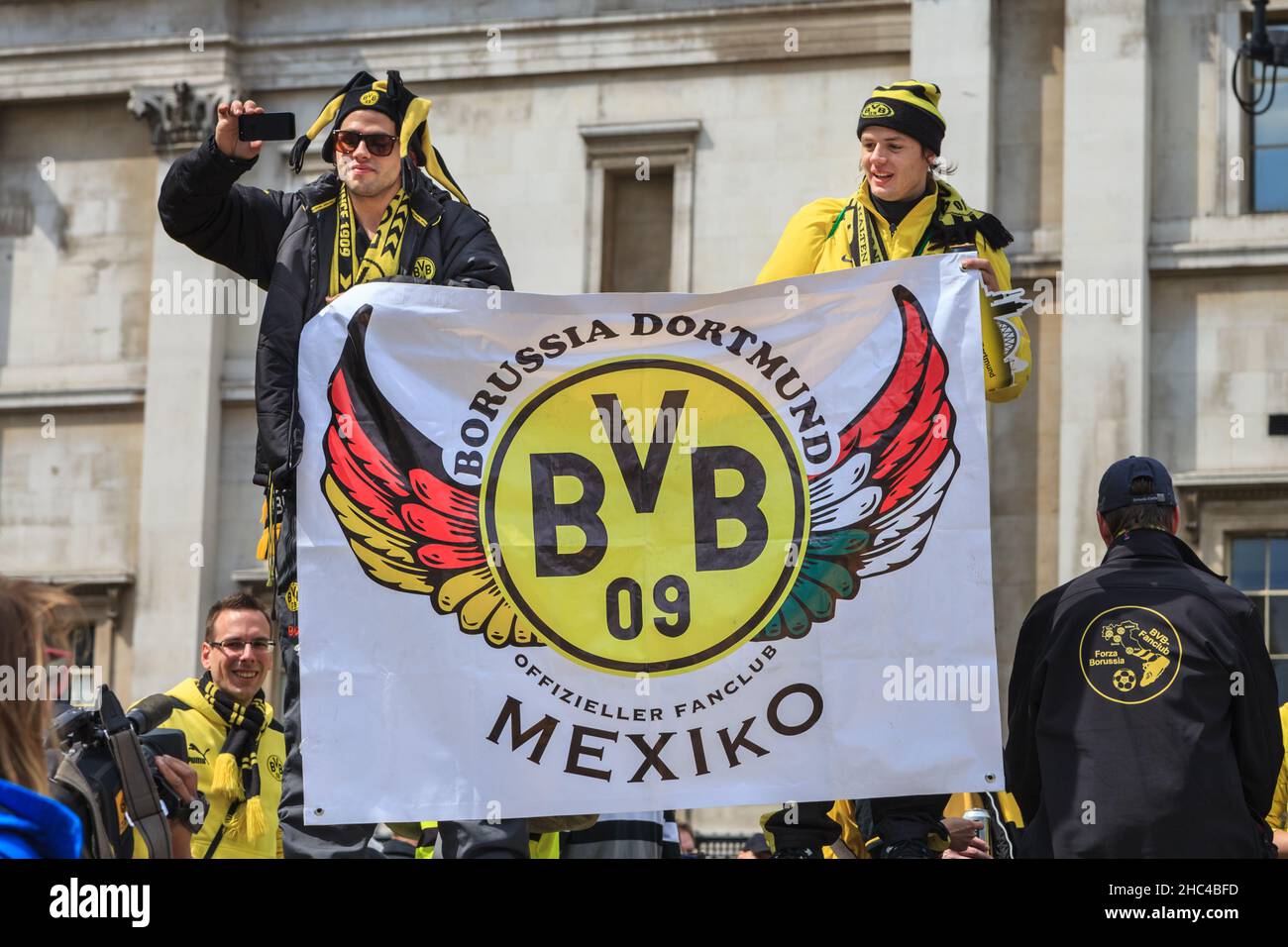 BVB 09 Fans des Fußballclubs Borussia Dortmund feiern am Trafalgar Square vor dem Champions-League-Spiel am 25. Mai 2013. Stockfoto