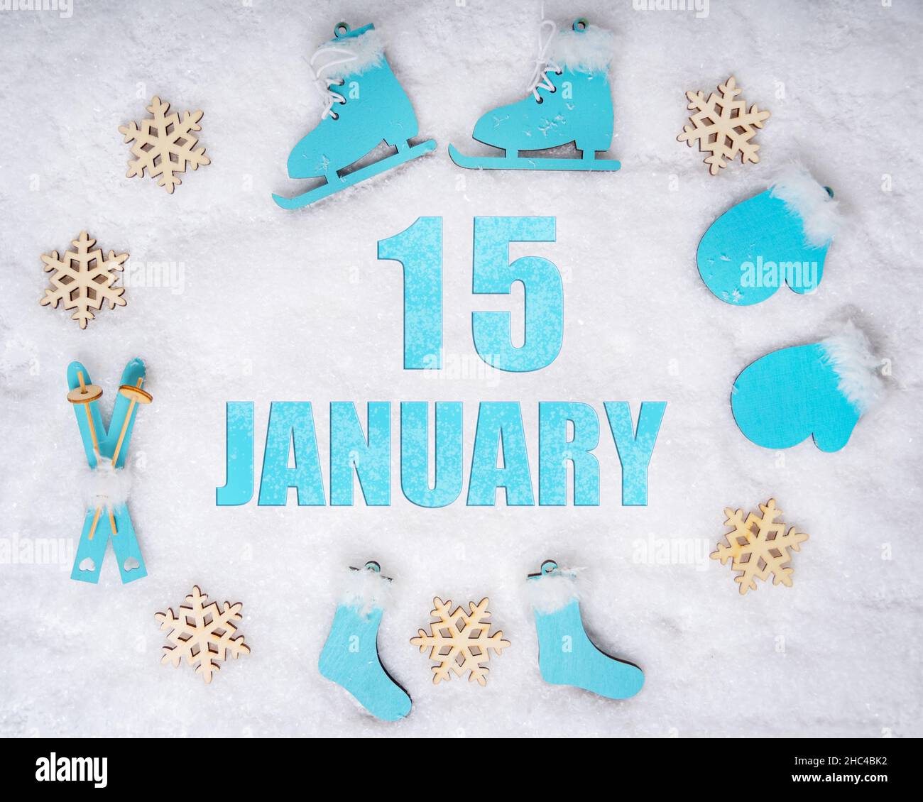 Januar 15th. Sport-Set mit blauen Holzskates, Skiern, Schlitten und Schneeflocken und einem Kalenderdatum. Tag 15 des Monats. Wintersportkonzept. Winter Mon Stockfoto
