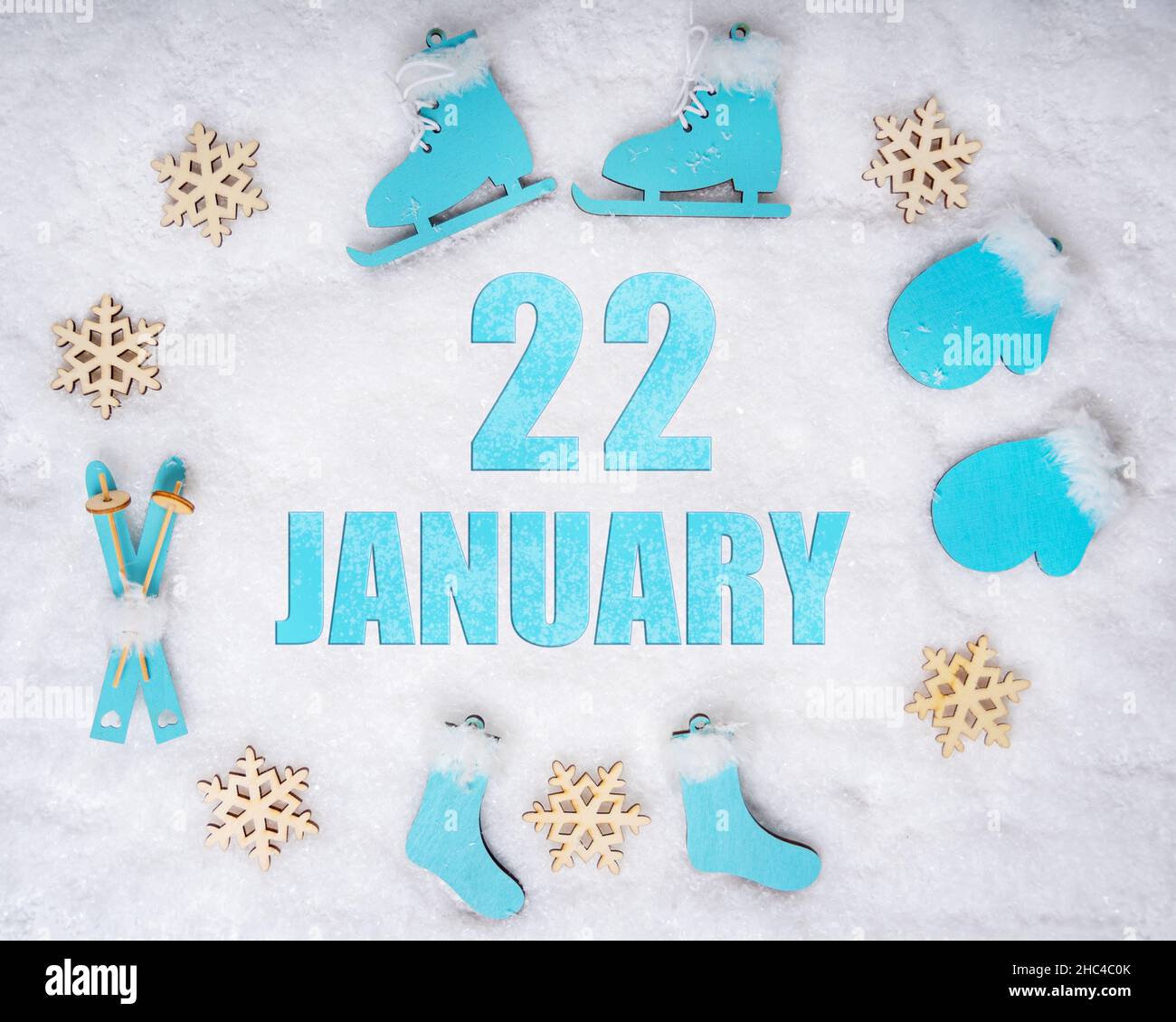 Januar 22nd. Sport-Set mit blauen Holzskates, Skiern, Schlitten und Schneeflocken und einem Kalenderdatum. Tag 22 des Monats. Wintersportkonzept. Winter Mon Stockfoto
