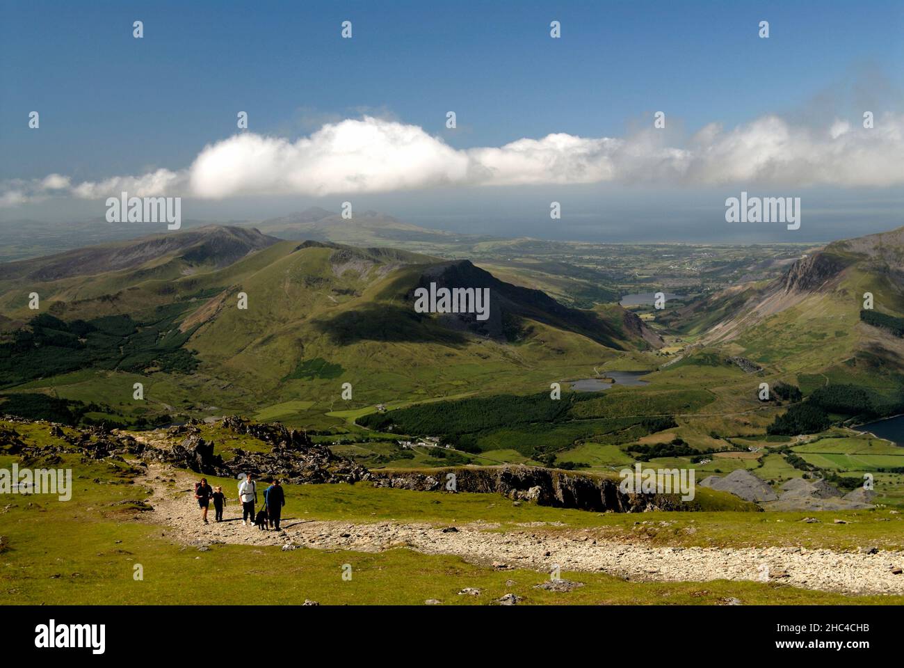 Wandern auf dem Südgrat (Bwlch Main) mit Blick nach Westen nach Nantle und die Küste Stockfoto