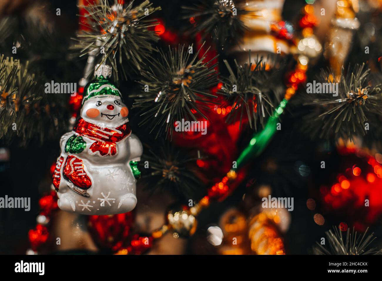 Vintage Weihnachten Spielzeug Figur von lustigen Schneemann hängen auf den Weihnachtsbaum Äste. Festliche Zauberdetails für das neue Jahr Stockfoto