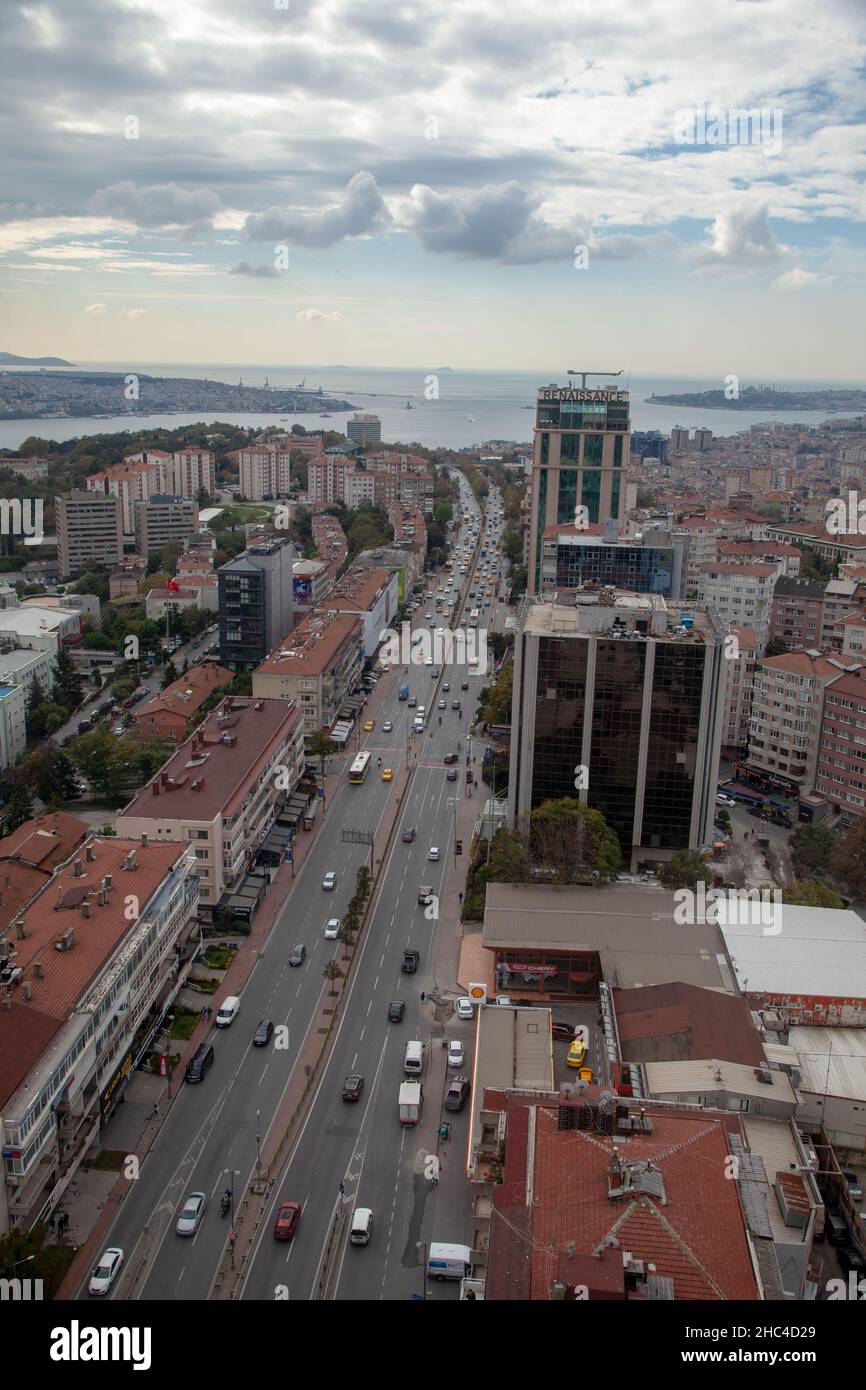 Istanbul, Türkei - 10-20-2021:Blick auf den Bosporus und Besiktas Bezirk Stockfoto