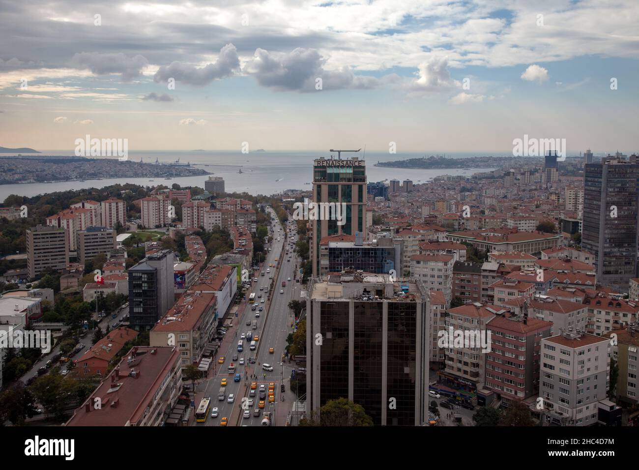 Istanbul, Türkei - 10-20-2021:Blick auf den Bosporus und Besiktas Bezirk Stockfoto