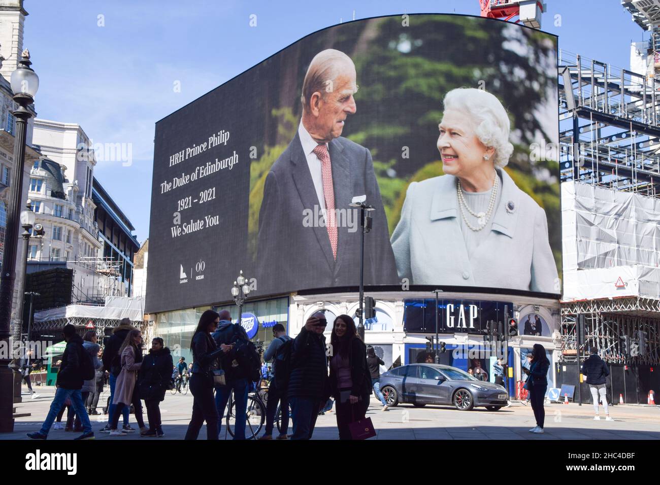 London, Großbritannien. 17th. April 2021. Prinz Philip Tribut auf den Leinwänden des Piccadilly Circus. Die Beerdigung des Herzogs von Edinburgh fand heute in Windsor statt. Stockfoto