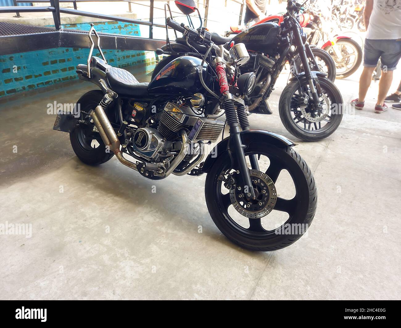 Avellaneda, Argentinien - 5. Dez 2021 - Aufnahme eines klassischen Harley Davidson amerikanischen Motorrades. Expo Wheels 2021 Motorbike Show. Stockfoto