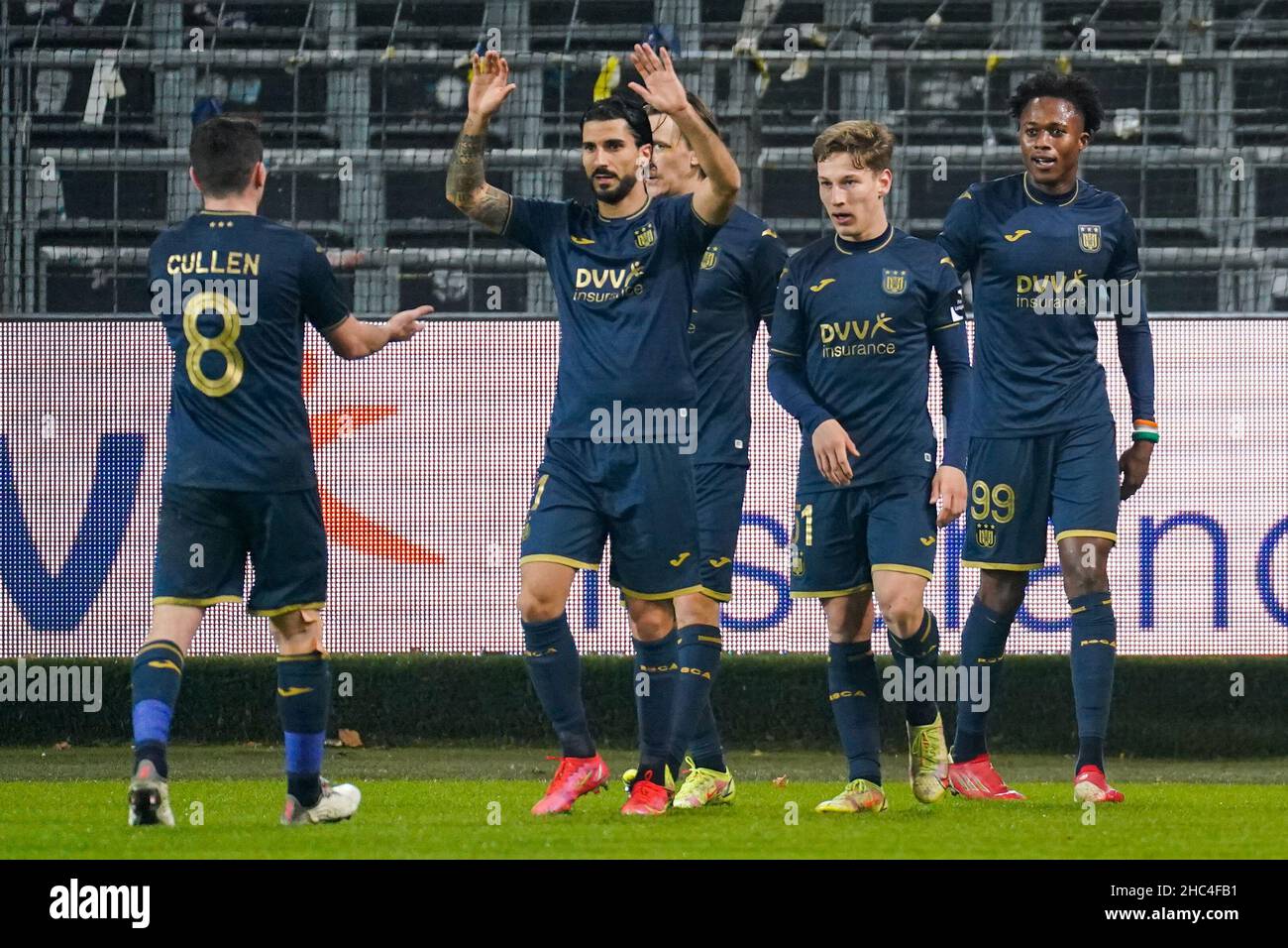 Brüssel, Belgien. 23rd Dez 2021. BRUSSEL, BELGIEN - 23. DEZEMBER: Christian Kouame von RSC Anderlecht feiert nach dem ersten Tor seiner Seite mit Yari Verschaeren von RSC Anderlecht, Lior Refaelov von RSC Anderlecht und Joshua Jon Cullen von RSC Anderlecht während des belgischen Croky Cup - Viertelfinalmatches zwischen RSC Anderlecht und KV Kortrijk am 23. Dezember 2021 im Lotto Park in Brussel, Belgien (Foto: Joris Verwijst/Orange Picics) Credit: Orange Pics BV/Alamy Live News Stockfoto