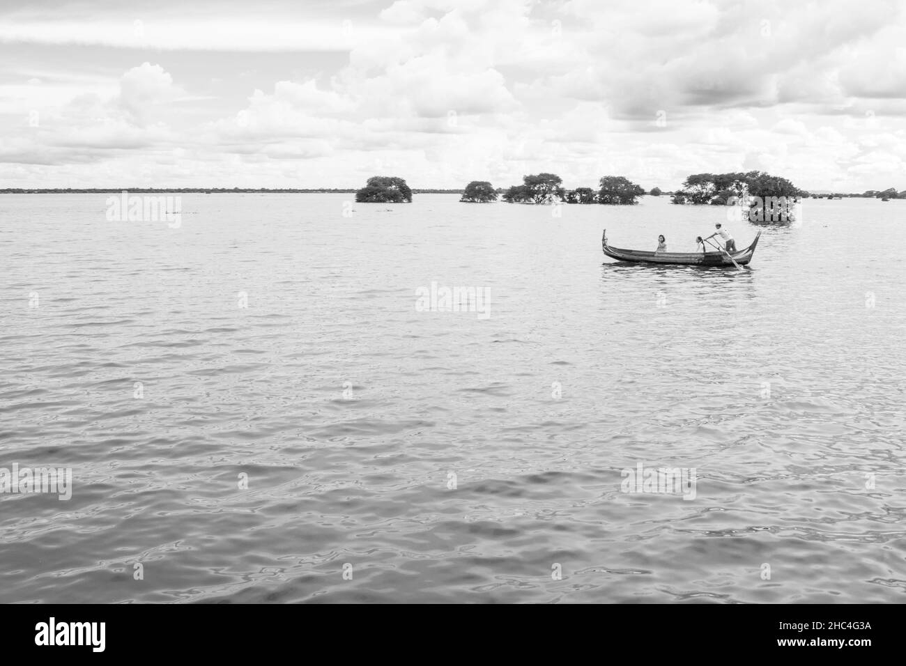 Burmesische Fischer in kleinen Fischerbooten in der Nähe der U-Bein Brücke, im Taungthaman See, Amarapura, Myanmar Stockfoto