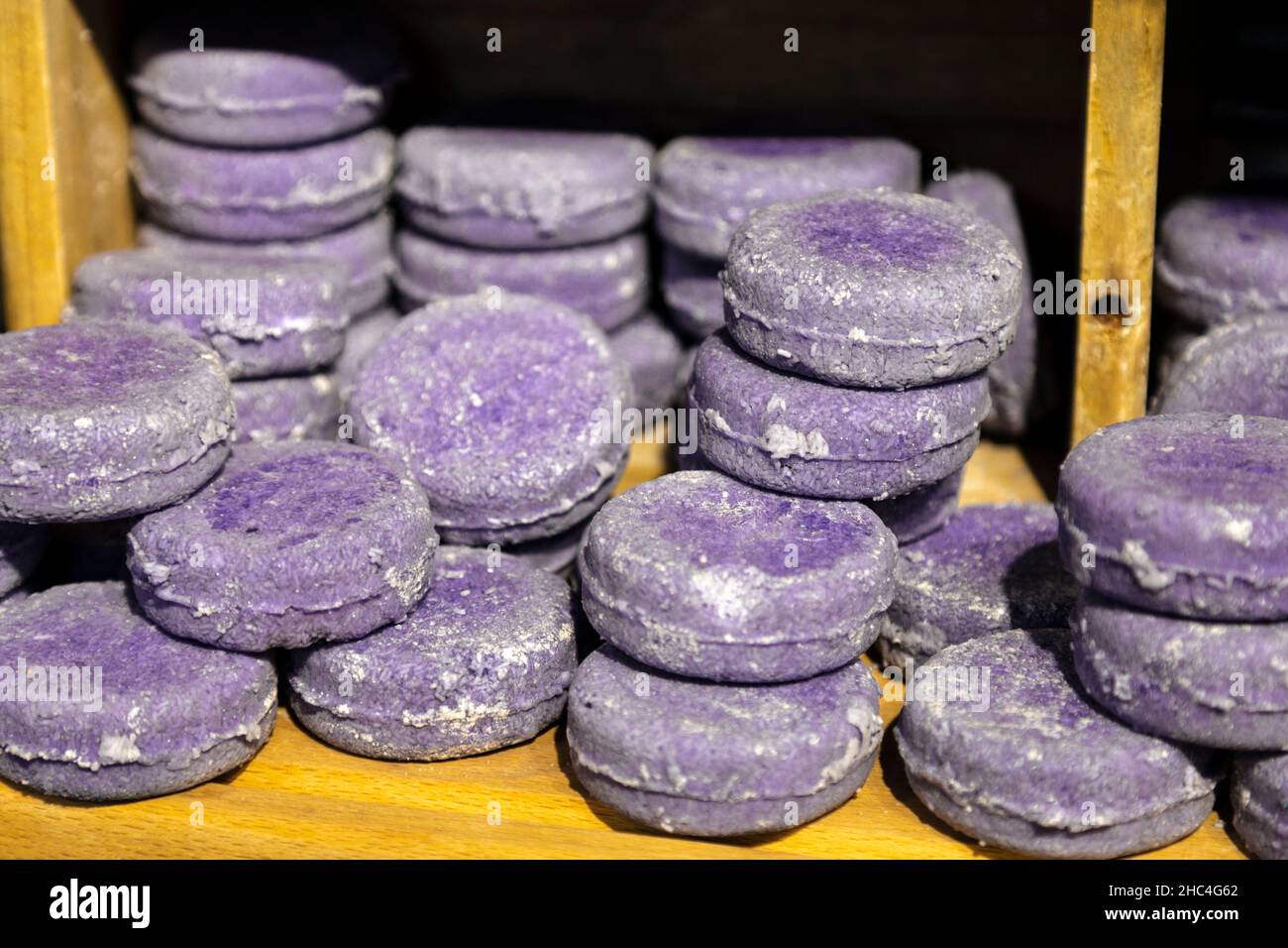 Solide Shampoo-Bars im üppigen handgefertigten Kosmetikgeschäft in der Oxford Street, London, Großbritannien Stockfoto