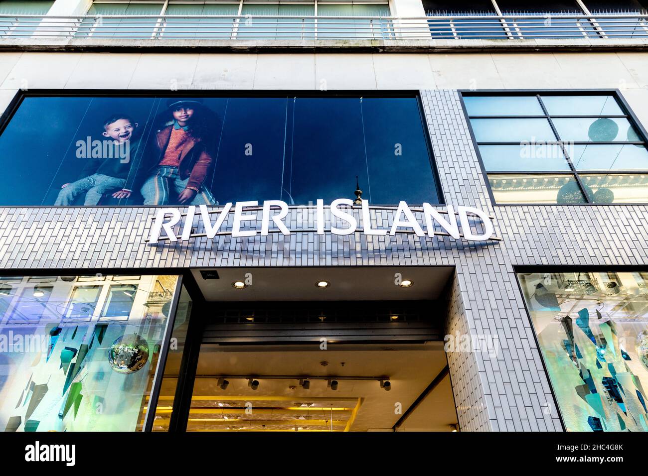 Fassade des Bekleidungshauses River Island in der Oxford Street, London, Großbritannien Stockfoto