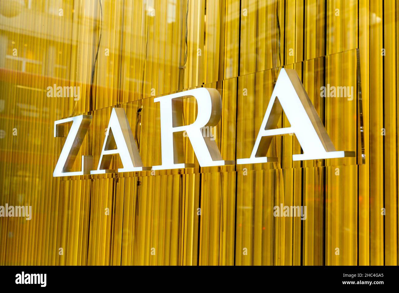 Logo der High Street Modehaus Zara im Store display Fenster, Oxford Street, London, UK Stockfoto