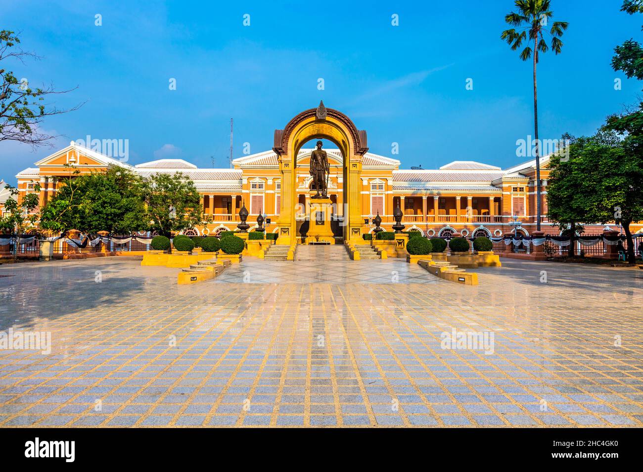 Statue von König Rama IV. Vor dem Saranrom Palast (Museum des Außenministeriums), Bangkok, Thailand Stockfoto
