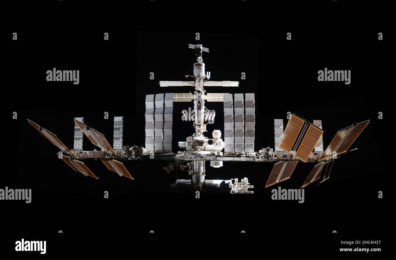 ISS - 08. November 2021 - Dieses Mosaik zeigt die Internationale Raumstation, die von der SpaceX Crew Dragon Endeavour während eines Fliegens um die abgebildet ist Stockfoto