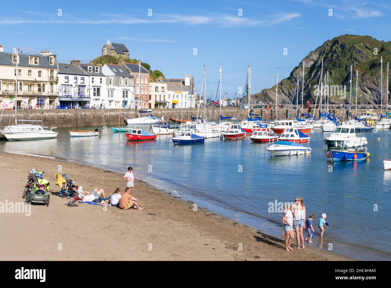 Ilfracombe Strand mit der Kapelle des Heiligen Nikolaus über den Fischerbooten und Yachten im Hafen und der Stadt Ilfracombe Devon England GB Europa Stockfoto