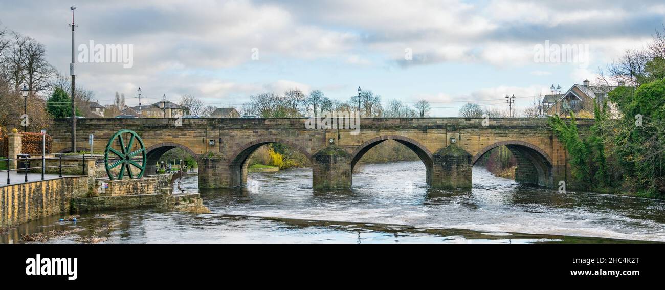 Die Wetherby Bridge, die den Fluss Wharfe überspannt, ist ein antikes Denkmal und ein denkmalgeschütztes Bauwerk der Klasse II, Wetherby, North Yorkshire, England, Großbritannien Stockfoto