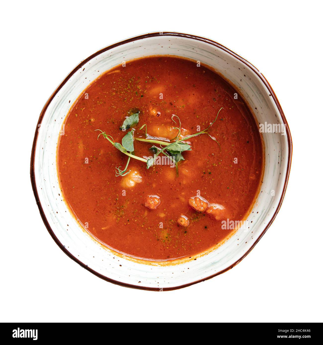 Schüssel mit roter Tomatensuppe auf weißem Hintergrund Stockfoto