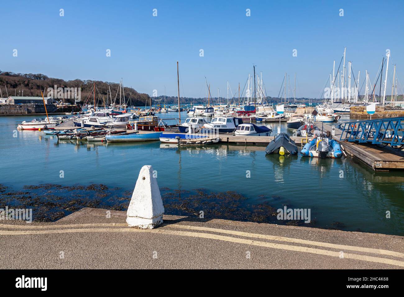 Schöner blauer Himmel am Hafen von Mylor Yacht Harbour Cornwall England Stockfoto