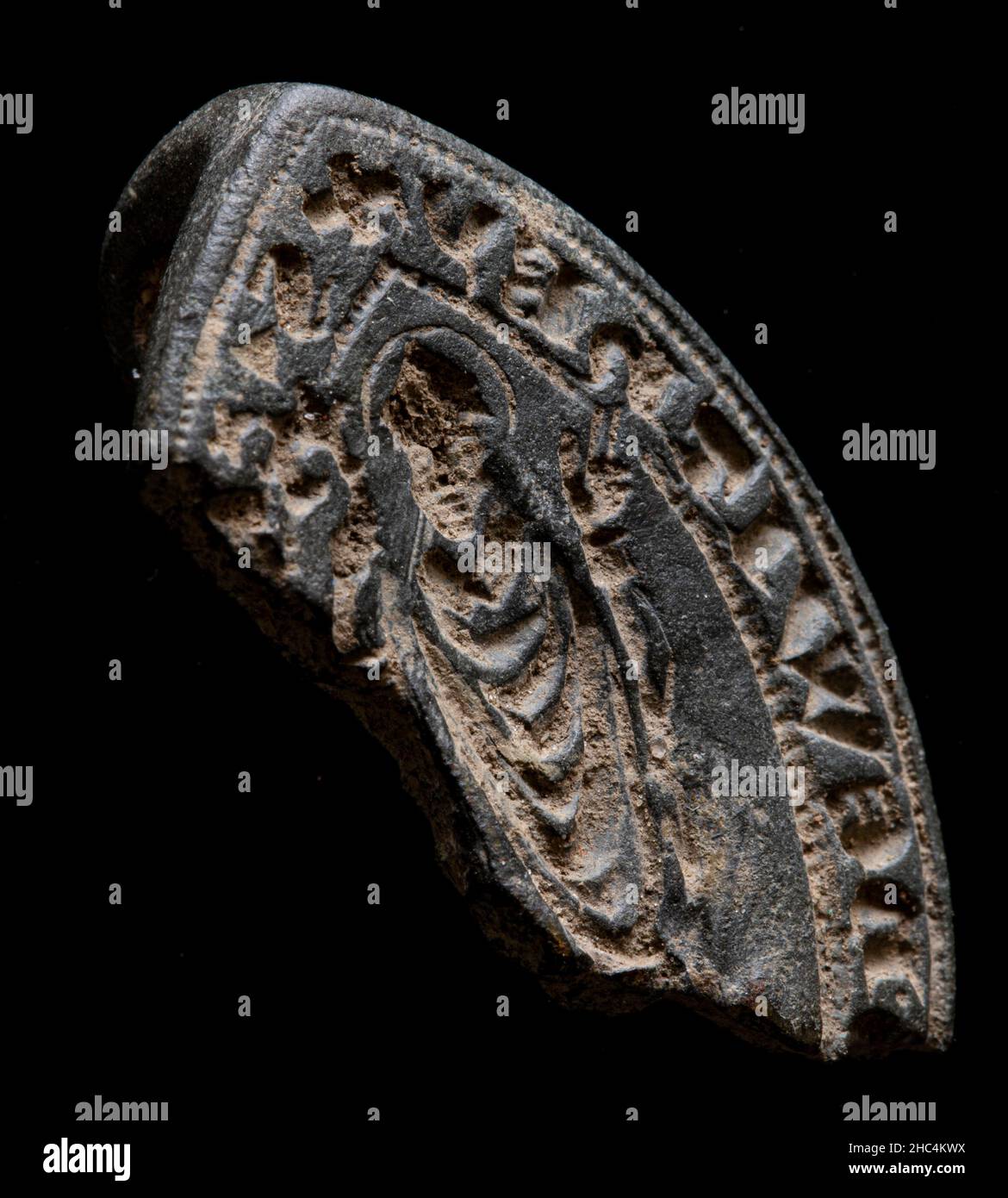 Nahaufnahme einer gebrochenen Dichtung, die mit einem Metalldetektor gefunden wurde Stockfoto