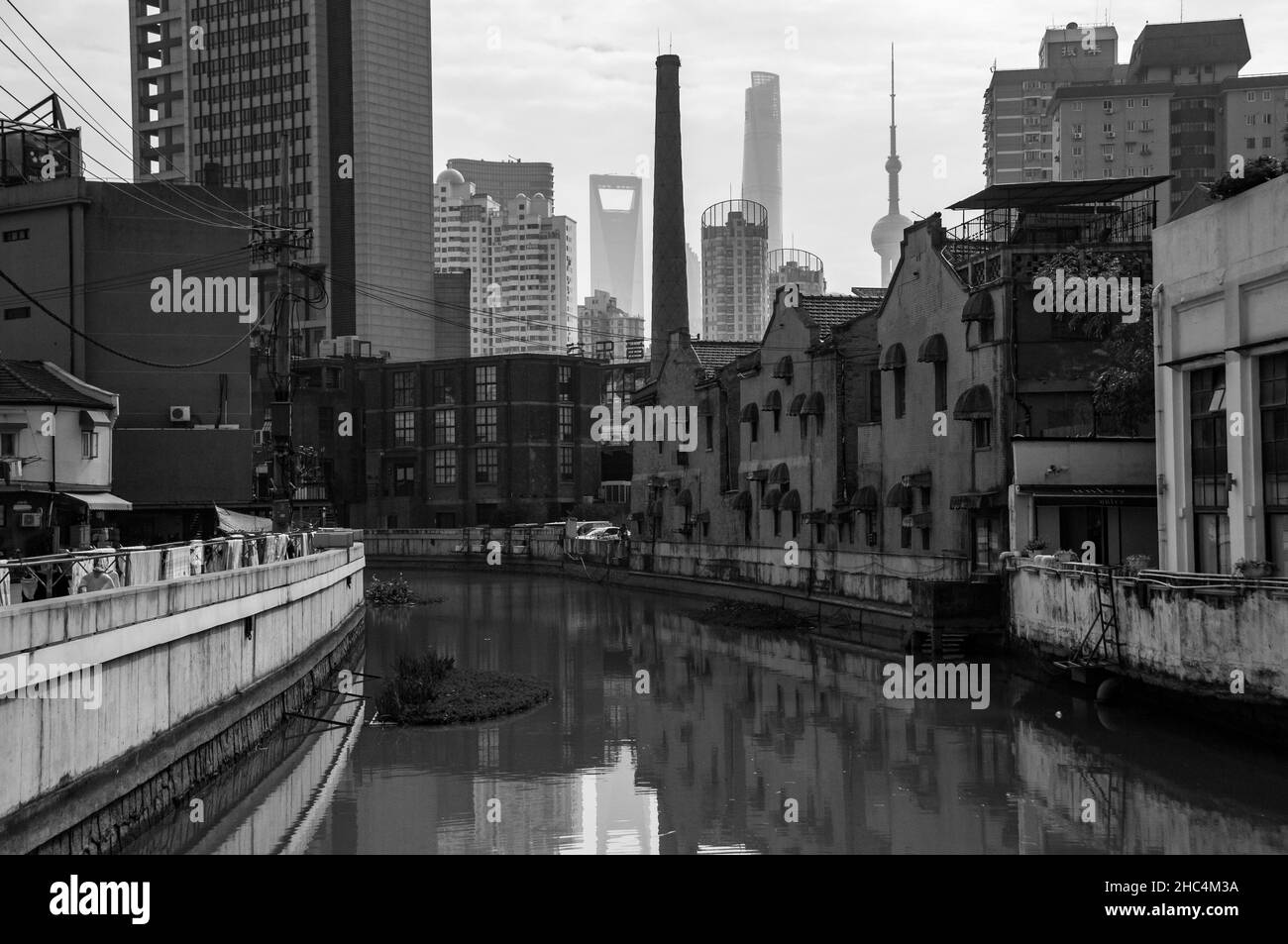 Spiegelung der Skyline von Pudong in der Hongkou Gang nahe 1933 im Hongkou District, Shanghai, China. Stockfoto