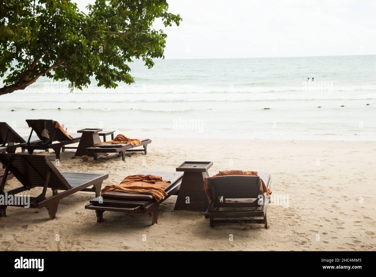 Holz Bett war am Strand ausgesetzt. Mit Blick auf das Meer. Stockfoto