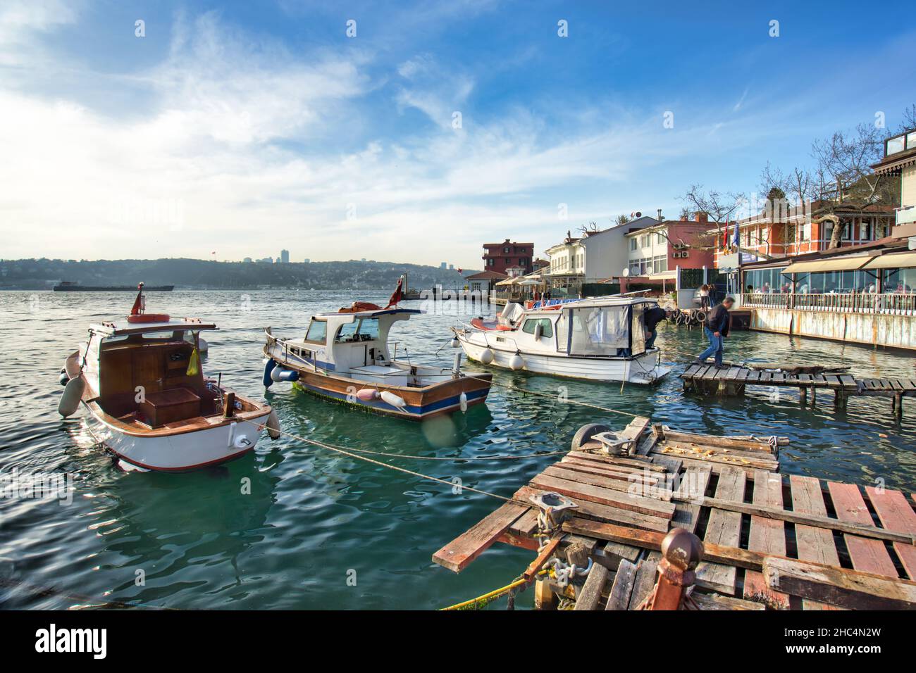 Panoramablick auf die Küste von Cengelkoy an einem sonnigen Tag. Cengelkoy ist ein Viertel im Stadtteil Uskudar am asiatischen Ufer des Bosporus in Istanbul. Stockfoto