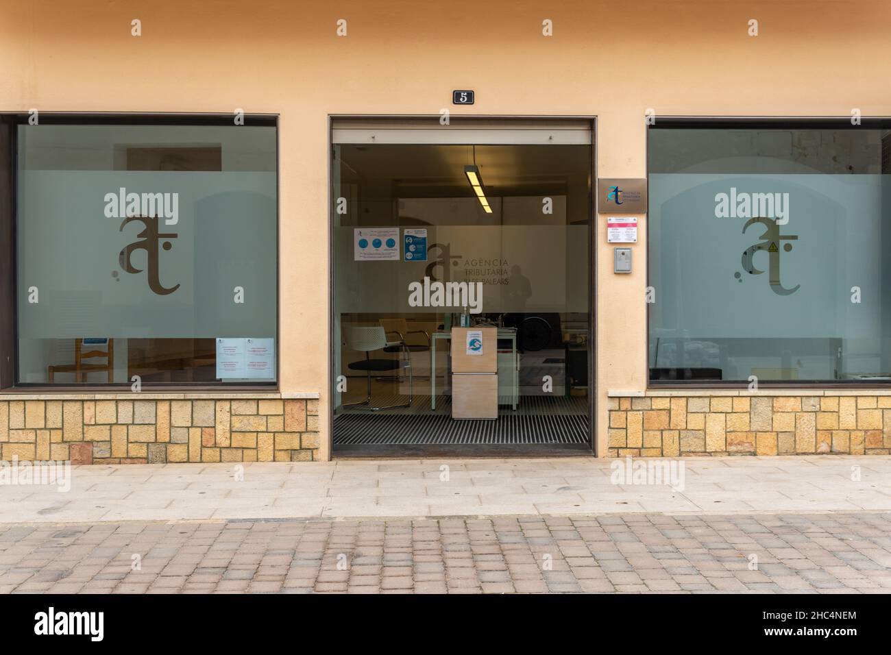 Campos, Spanien; dezember 21 2021: Steuerbehörde der Balearen in der Stadt  Campos, Mallorca Stockfotografie - Alamy