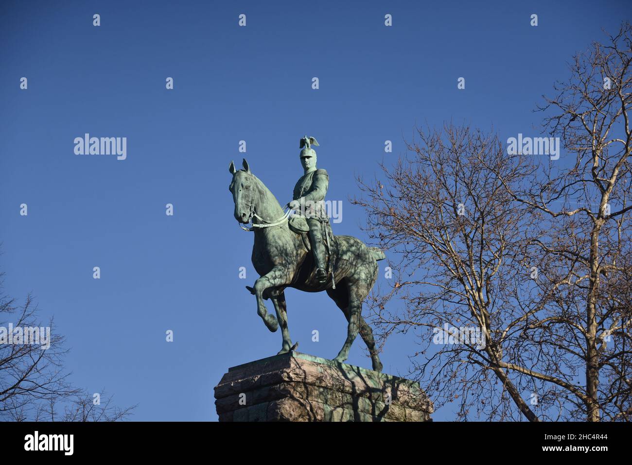 Köln, Deutschland. 21st Dez 2021. Auf der linken Seite der Hohenzollernbrücke am Rhein steht die einzige Reiterstatue, die Kaiser Wilhelm II. Von Preußen (1859 - 1941) zeigt. Von 1888 bis zur Revolution von 1918 war er der letzte deutsche Kaiser und König von Preußen. Quelle: Horst Galuschka/dpa/Alamy Live News Stockfoto