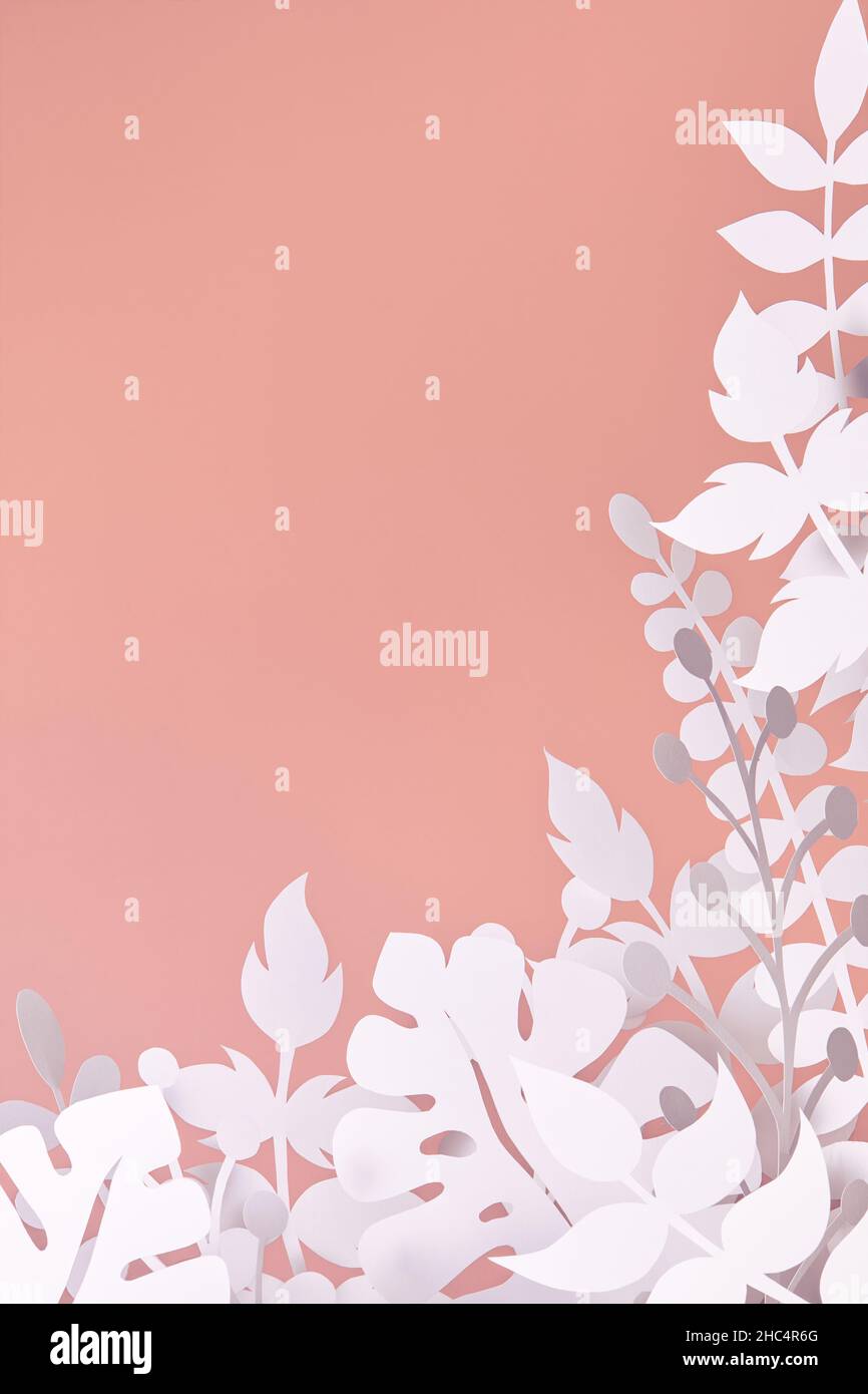 Weißes Papier geschnitten Dschungel Pflanzen Blätter auf rosa Hintergrund Stockfoto