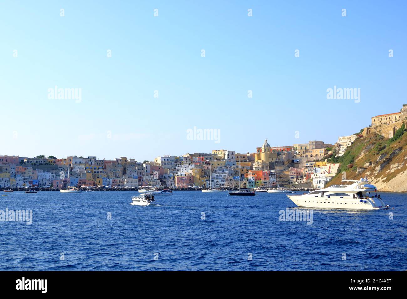 Marina di Procida, Blick von einem Boot aus Stockfoto