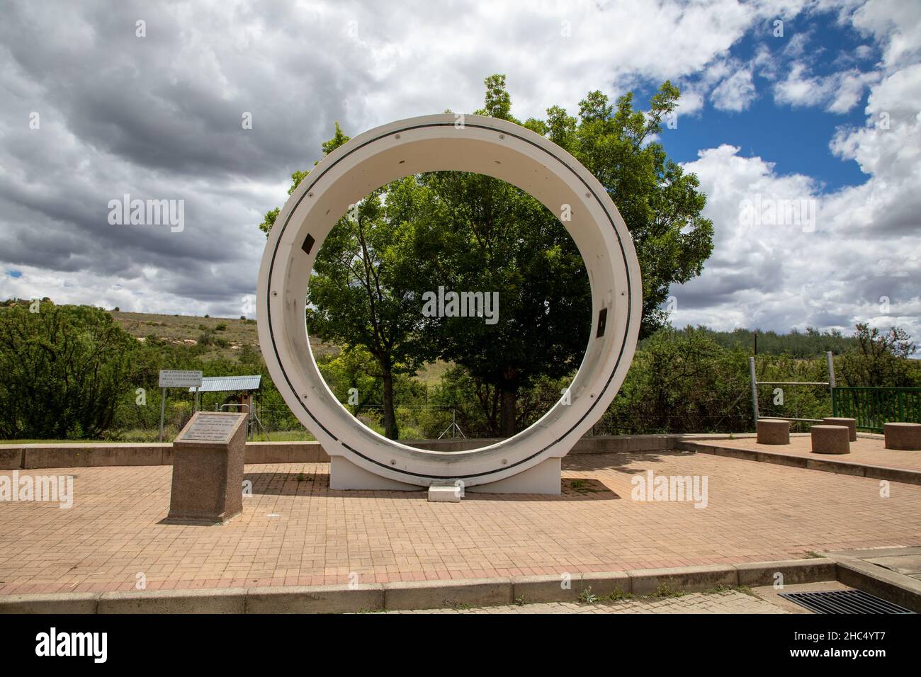 Querschnitt eines Abschnitts, wie ein unterirdischer Betonwassertunnel aussehen würde Stockfoto